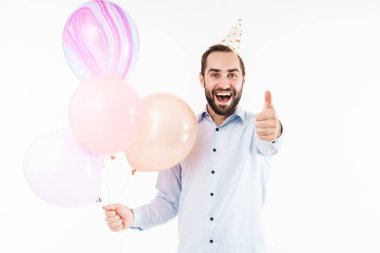 Havalı balonlar tutan ve el kol hareketi yapan heyecanlı bir parti adamı.