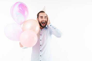 Kafkasyalı parti adamı bağırıyor ve elinde balonlar tutuyordu.