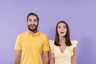 Mutlu, heyecanlı, genç çift