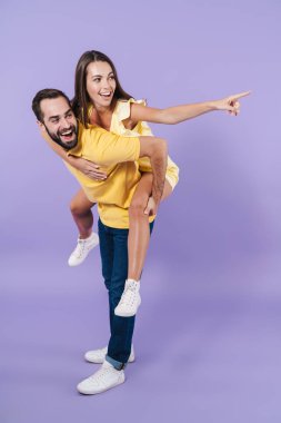 Mutlu, heyecanlı, genç çift