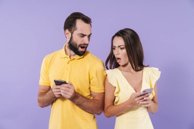 Sıradan kıyafetler giyen kızgın genç çift.