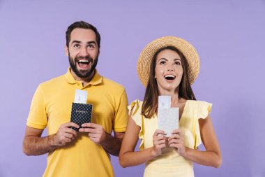 Mutlu, heyecanlı, genç çift