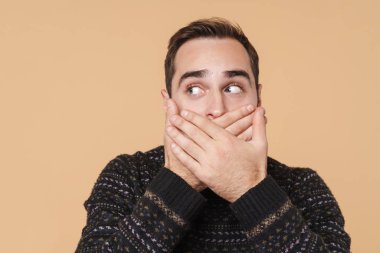 Şaşırmış bir adamın görüntüsü, yana bakıyor ve ağzını kapatıyor.