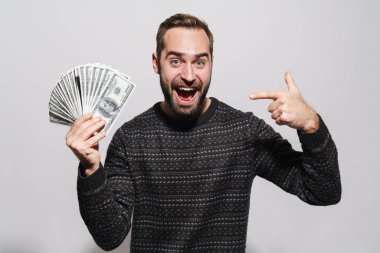 Mutlu bir adamın çığlığı ve dolar banknotunu işaret etmesi.