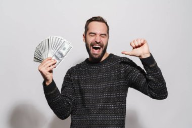 İyimser bir adamın çığlığı ve parmakla parayı işaret etmesi. 