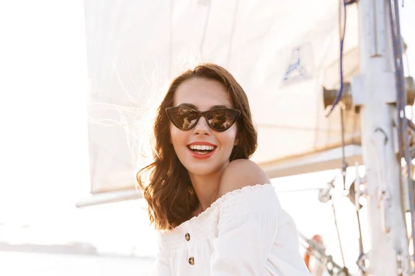 Belle jeune femme étonnante en plein air sur le yacht en mer . — Photo