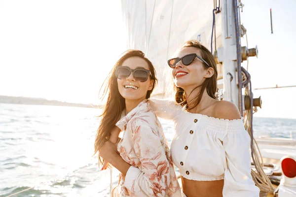 Felice donne ottimiste amiche all'aperto su yacht in mare . — Foto Stock