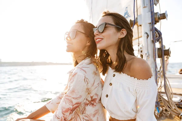 Szczęśliwy optymistyczne kobiety przyjaciele na zewnątrz na jachcie w morzu. — Zdjęcie stockowe
