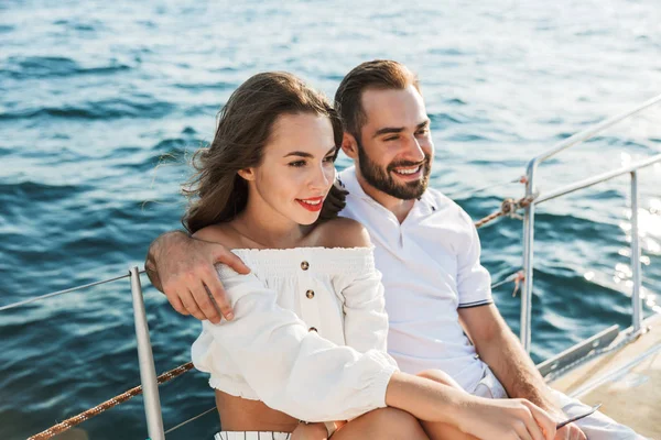 Otimista satisfeito jovem casal amoroso ao ar livre — Fotografia de Stock
