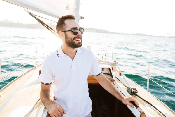 Bello giovane uomo incredibile all'aperto su yacht in mare . — Foto Stock