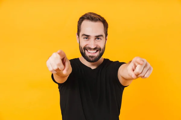 Imagem de homem alegre vestindo t-shirt sorrindo e apontando finge — Fotografia de Stock