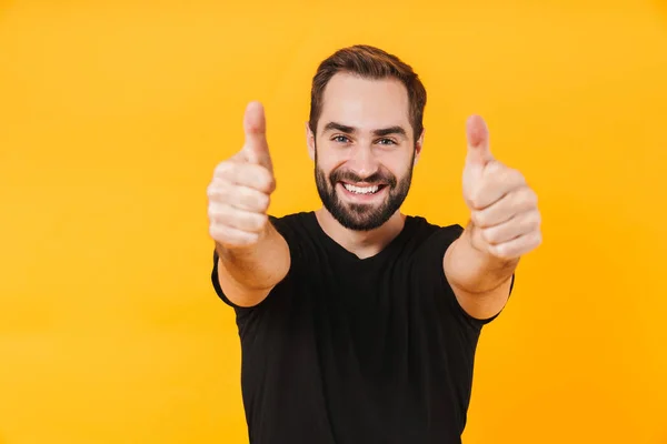 Imagen de un hombre guapo con camiseta sonriendo y haciendo gestos de thum — Foto de Stock