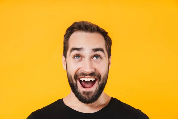 Immagine di uomo positivo in t-shirt nera che ride e guarda verso l'alto — Foto Stock