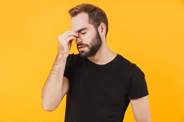 Изображение рассеянного человека, прикасающегося к носу из-за стресса или p — стоковое фото