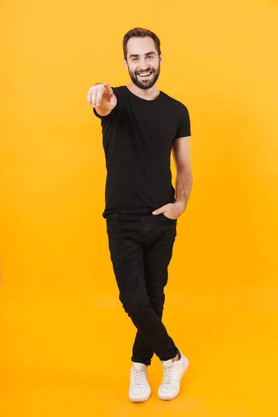 Imagem de comprimento total do homem feliz sorrindo e apontando o dedo para yo — Fotografia de Stock