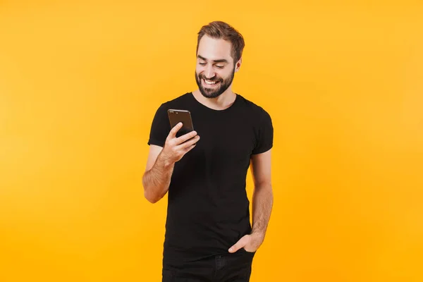 Obrázek atraktivního muže v tričku s úsměvem a držení smar — Stock fotografie