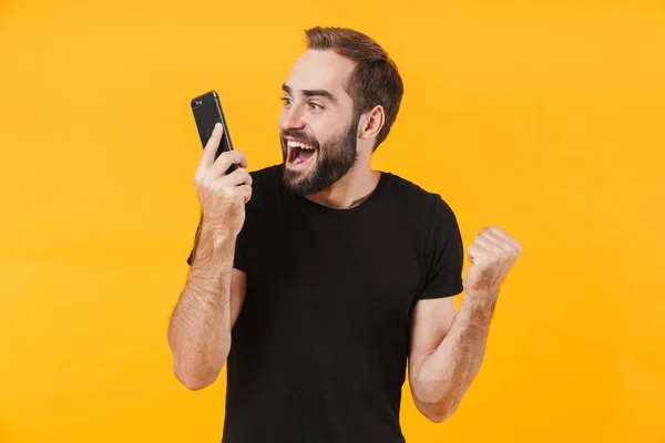 Εικόνα ενός ευτυχισμένου άντρα που φοράει μπλουζάκι να χαίρεται και να μιλάει στο smar — Φωτογραφία Αρχείου