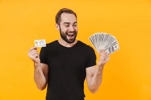 Imagen de un hombre guapo usando camiseta con dinero en efectivo y cre —  Fotos de Stock