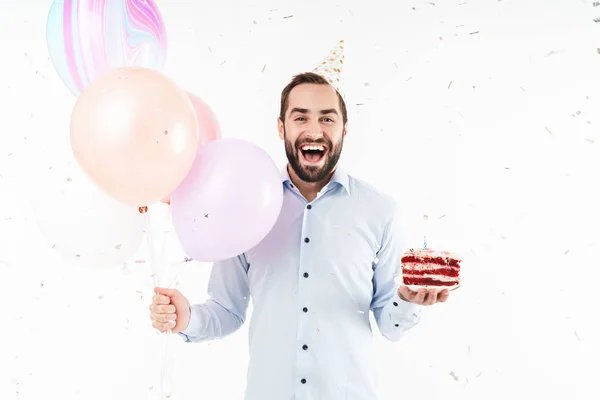 Imagem do homem da festa rindo e segurando bolo de aniversário com ar b — Fotografia de Stock