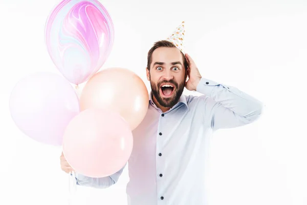 Imagen del hombre optimista de la fiesta gritando y sosteniendo globos aéreos — Foto de Stock