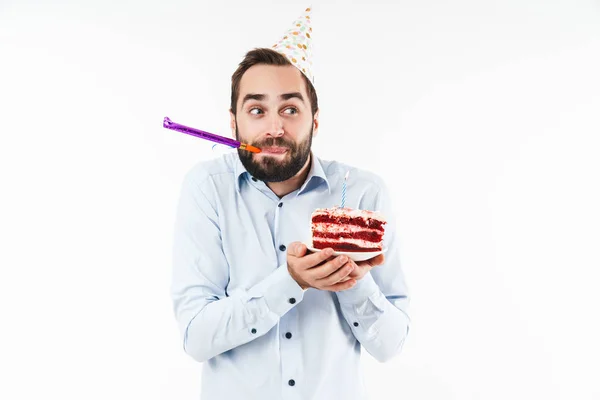 Imagen del hombre alegre soplando cuerno de fiesta y sosteniendo pastel de cumpleaños — Foto de Stock