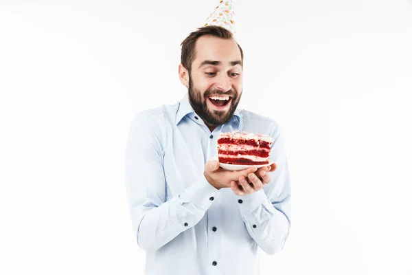 Gülümseyen ve doğum günü pastası tutan neşeli bir parti adamı resmi. — Stok fotoğraf