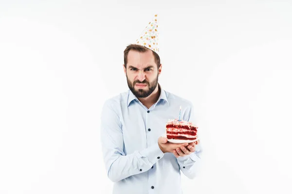 Imagen del hombre emocionado de la fiesta sonriendo y sosteniendo el ingenio de la torta de cumpleaños — Foto de Stock