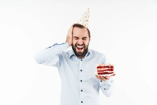 图片中混乱的党的男人尖叫和举行生日蛋糕 — 图库照片