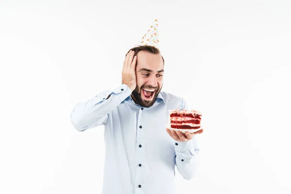 Beeld van verbaasd party man glimlachend en het houden van verjaardagstaart met — Stockfoto