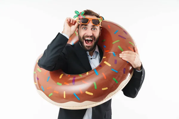 Изображение привлекательного бизнесмена, улыбающегося и стоящего в резиновых сапогах — стоковое фото