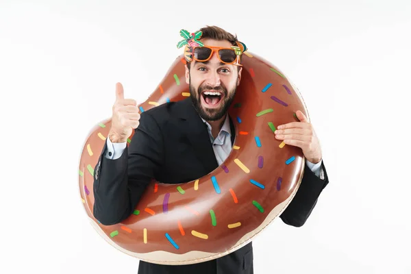 Образ позитивного бізнесмена в офіційному костюмі посміхається і стоїть — стокове фото