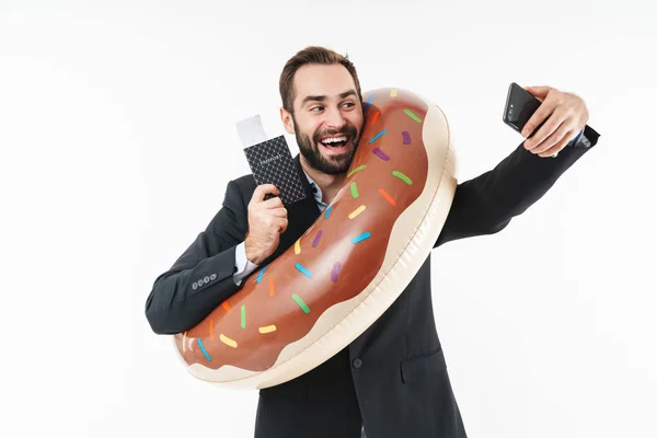 Bild av affärsman i gummi simring tar selfie med pass — Stockfoto