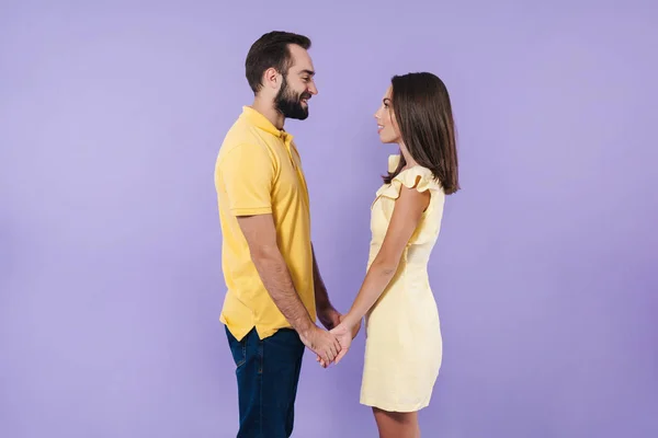 Feliz animado belo jovem casal — Fotografia de Stock