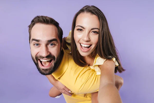 Feliz animado belo jovem casal — Fotografia de Stock