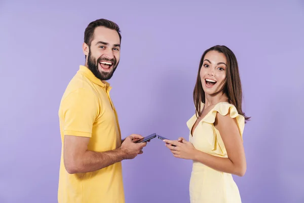Glücklich aufgeregt schönes junges Paar — Stockfoto