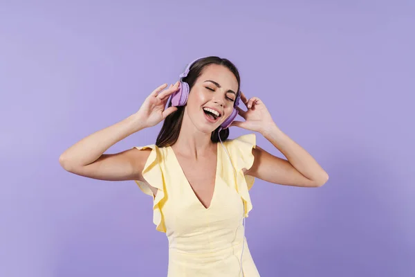 Menina bonita alegre vestindo vestido de verão de pé isolado — Fotografia de Stock