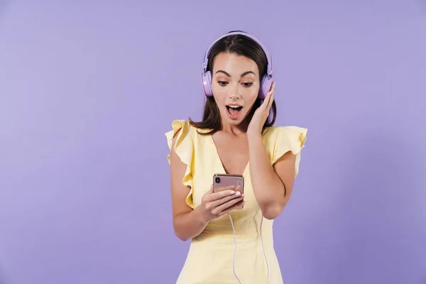 Menina bonita alegre vestindo vestido de verão de pé isolado — Fotografia de Stock