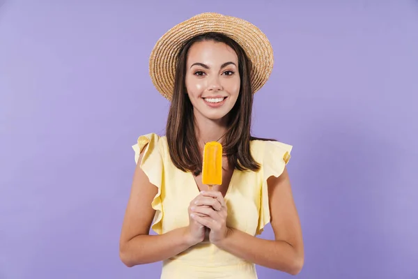 Alegre chica bonita con vestido de verano y sombrero de paja — Foto de Stock