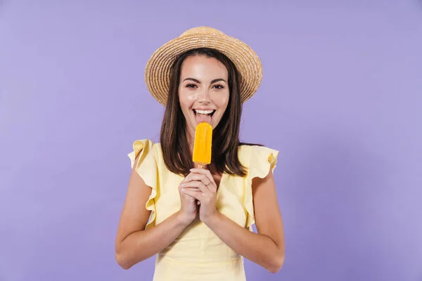 Alegre chica bonita con vestido de verano y sombrero de paja — Foto de Stock