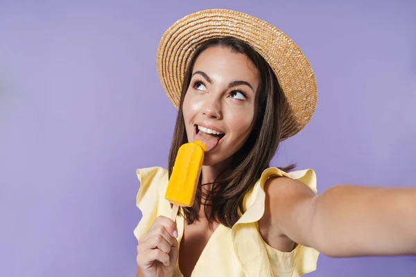 Alegre chica bonita con vestido de verano y sombrero de paja — Foto de Stock