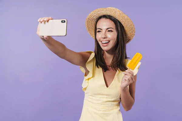 Alegre chica bonita con vestido de verano y sombrero de paja — Foto de Stock