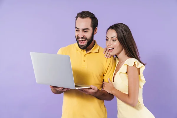 Feliz animado belo jovem casal — Fotografia de Stock