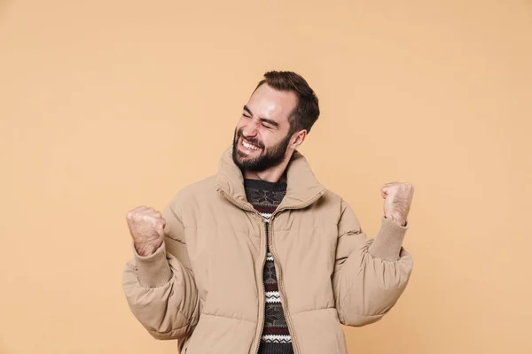 Imagen de hombre positivo en chaqueta de invierno sonriendo y regocijándose como — Foto de Stock