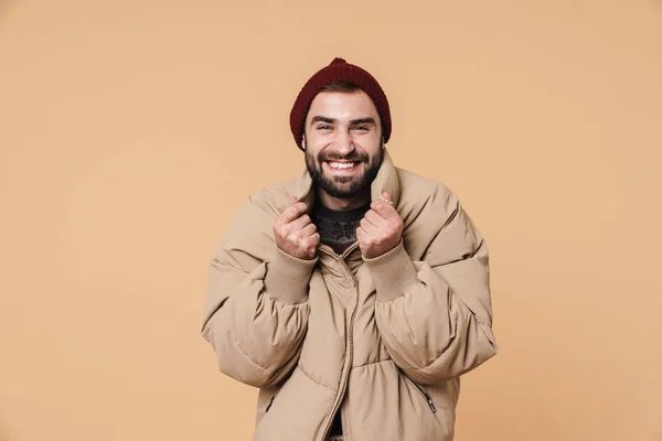Imagen de un joven caucásico con chaqueta de invierno y sombrero sonriendo —  Fotos de Stock