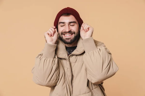 Imagen del hombre alegre en chaqueta de invierno sonriendo y poniéndose hola —  Fotos de Stock