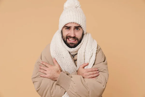 Imagen de un joven en ropa de invierno temblando y temblando de —  Fotos de Stock