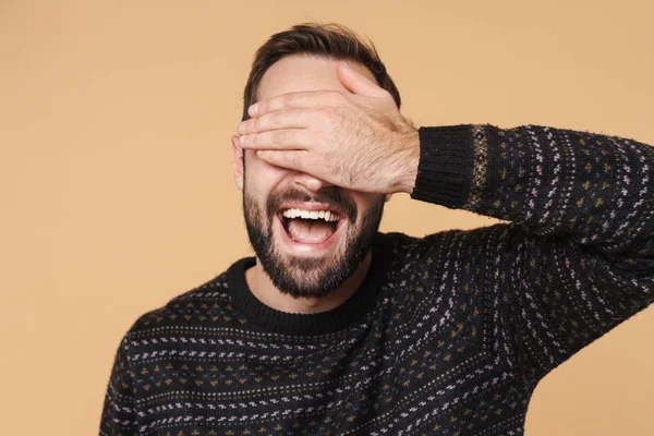 Imagen de hombre morena feliz riéndose y cubriéndose los ojos con —  Fotos de Stock