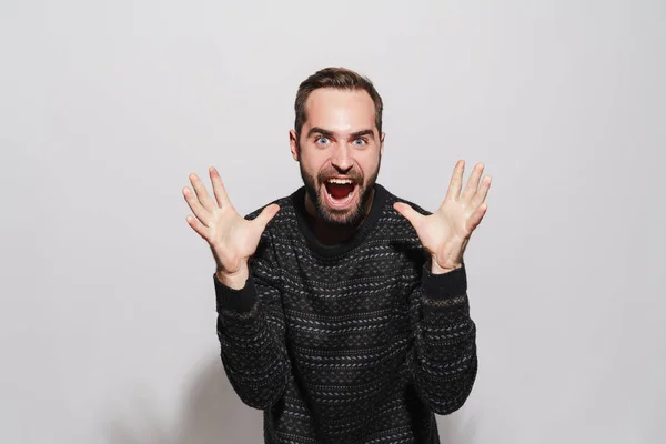 Obrázek muže v zimním svetru křičící a gestikulující na kameru — Stock fotografie