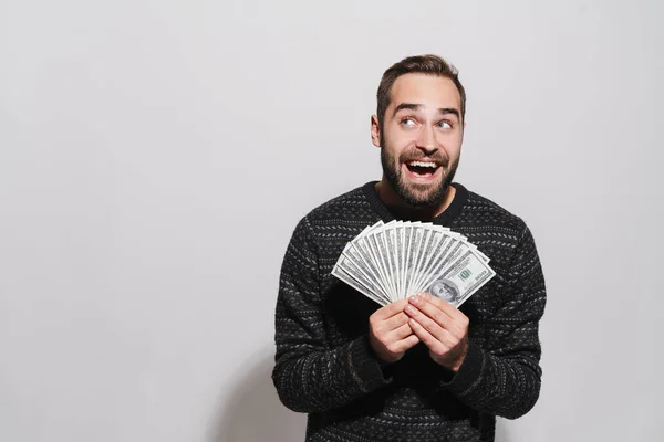 Изображение счастливого брюнетки мужчина кричит и держа доллар банкнот — стоковое фото