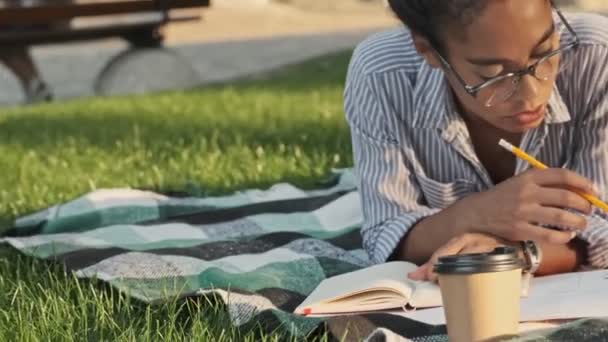 Ruhige Hübsche Afrikanerin Mit Brille Die Mit Buch Studiert Während — Stockvideo